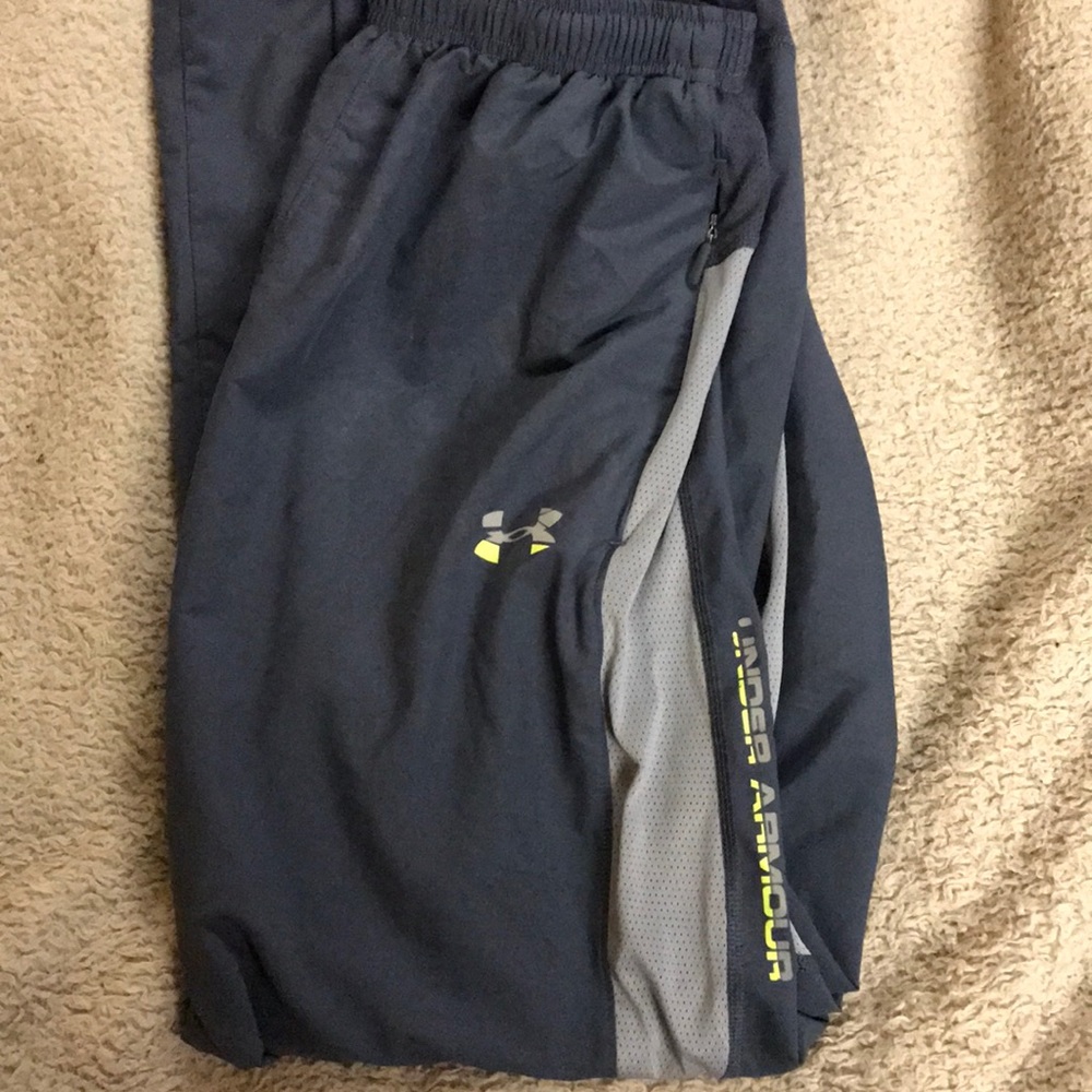Men’s medium under armour wind pants